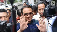Politikus Partai Demokrat Andi Arief tiba di Gedung BNN, Cawang, Jakarta Timur, Rabu (6/3). Berdasarkan hasil asesmen, Andi Arief diharuskan menjalani proses rehabilitasi secara berkala. (Liputan6.com/Immanuel Antonius)