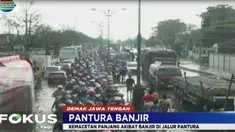 Banyak kendaraan seperti mobil dan truk yang nekat menerobos banjir akhirnya mogok.