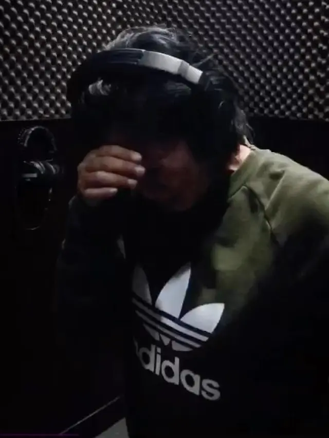 Erie Suzan menangis saat rekaman lagu terbarunya berjudul Rindu Ayah (https://www.instagram.com/p/CkzSAAMPswK/)