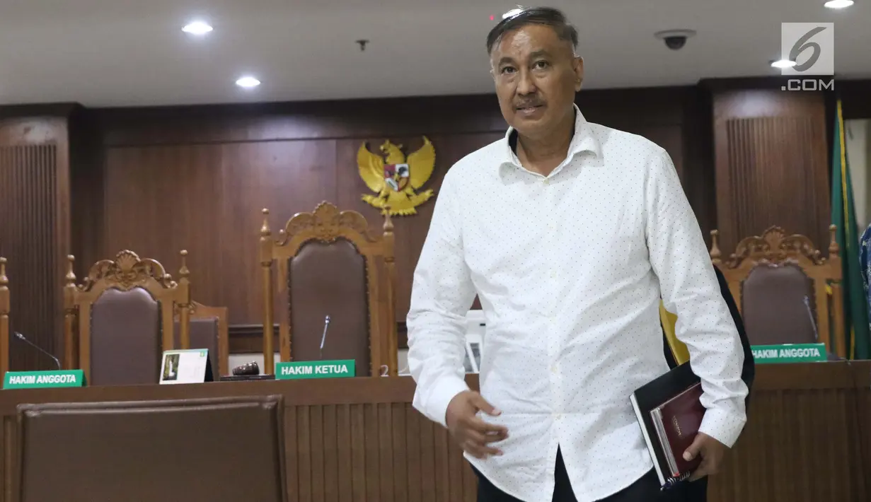 Terdakwa dugaan korupsi e-KTP, Markus Nari usai mengikuti sidang lanjutan di Pengadilan Tipikor, Jakarta, Rabu (4/9/2019). Dalam sidang beragendakan putusan sela tersebut Majelis Hakim menolak eksepsi yang diajukan terdakwa dan memutuskan melanjutkan persidangan. (Liputan6.com/Helmi Fithriansyah)