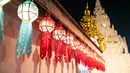 Lampion berwarna-warni terlihat di Wat Phra That Hariphunchai, Lamphun, Thailand, 1 November 2020. Sekitar 100.000 lampion digantung di Wat Phra That Hariphunchai sebagai bagian dari perayaan festival tradisional Yi Peng. (Xinhua/Zhang Keren)