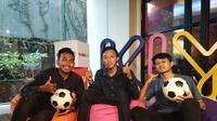 TeleFooty yang digawangi Dzikri, Dimbay dan Swaki (ki-ka) saat mengunjungi redaksi KLY. (Liputan6.com/Cakrayuri)