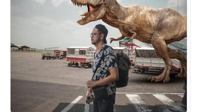 6 Editan Foto Jika Manusia Tinggal Bareng Dinosaurus Ini Kocak