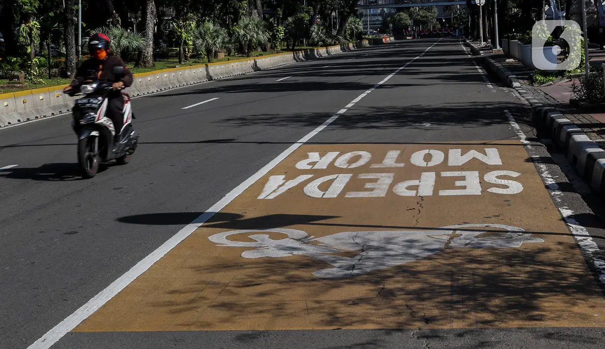 Kendaraan Roda dua melintasi Jalur Khusus Sepeda Motor dijalan Medan Merdeka Barat, Jakarta, Jumat (21/8/2020). Dalam pergub tersebut  Pemprov DKI Jakarta mengatur kendaraan yang diperkenankan melintas di wilayah ganjil genap. (Liputan6.com/Johan Tallo)