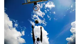 Seorang pemain Basket yang tergabung dalam South Sudan Wheelchair Basketball Association (SSWBA)  menjalani latihan di Stadion Basketball, Juba, Sudan Selatan, (17/5/2016). (AFP/Albert Gonzalez Farran)