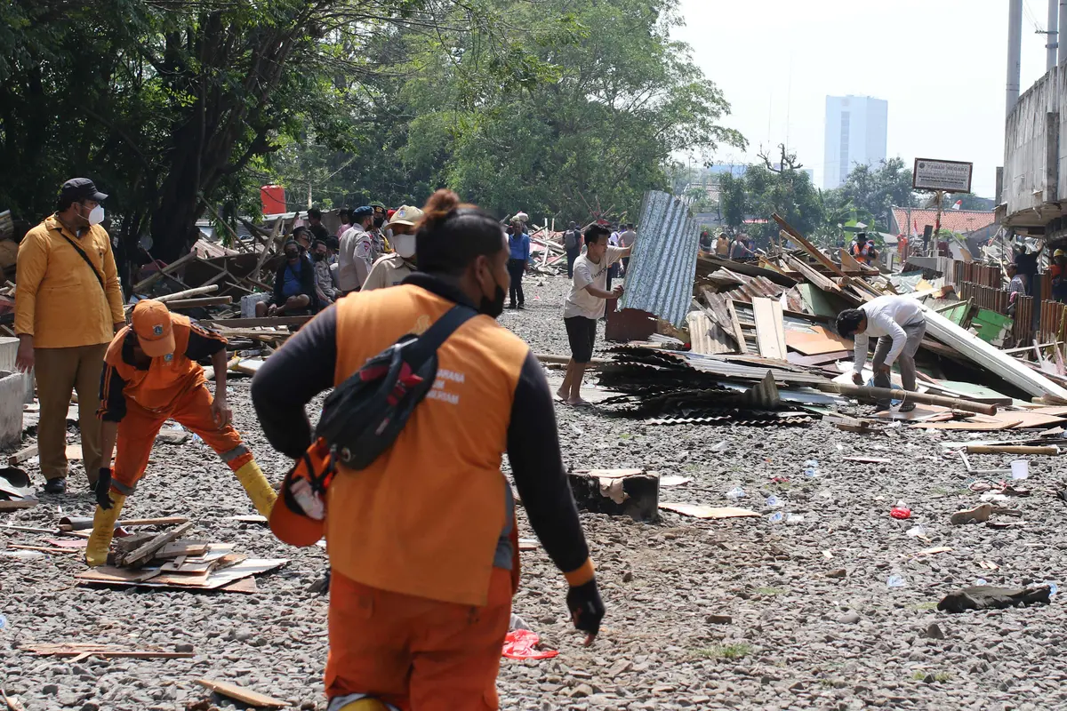 Bangunan Liar di Kawasan Gunung Antang Dibongkar