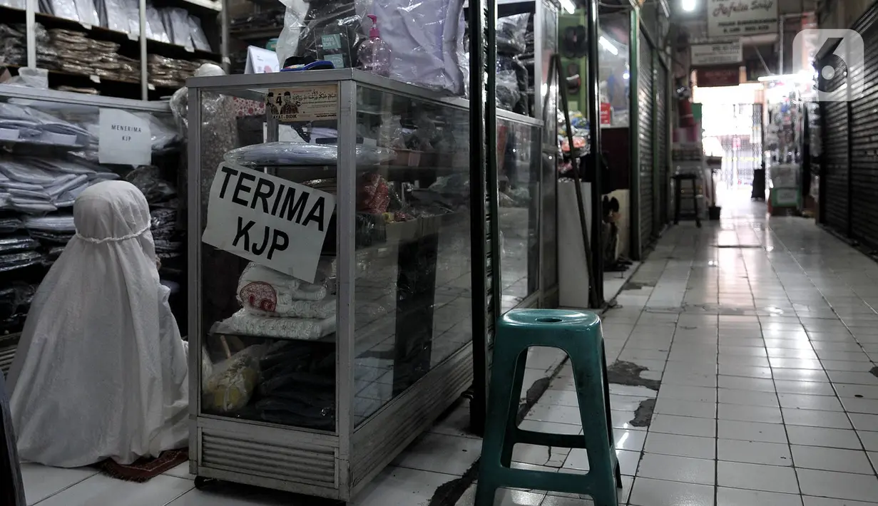 Pedagang menunaikan salat di dalam kios saat pemberlakukan ganjil genap pasar tradisional di Jakarta, Senin (15/6/2020). Hari ini PD Pasar Jaya memberlakukan penerapan ganjil genap di pasar tradisional sebagai upaya membatasi jumlah pengunjung selama masa PSBB transisi (merdeka.com/Iqbal S. Nugroho)