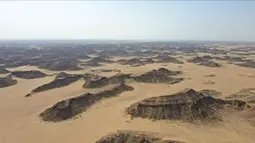 Pemandangan udara yang diambil pada 6 Juni 2021 menunjukkan gurun Provinsi Al-Mahra Yaman di mana Sumur Barhout yang dikenal sebagai Sumur Neraka berada. Lubang raksasa di gurun Provinsi Al-Mahra ini memiliki lebar 30 meter dan diperkirakan memiliki kedalaman antara 100-250 meter. (AFP)