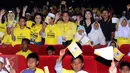 Ketua Umum Partai Golkar, Setya Novanto (tengah) mengangkat tangan jelang nonton bareng film Iqro bersama 1000 anak yatim di Jakarta, Minggu (12/2). Acara ini untuk memperingati Maulid Nabi Muhammad SAW. (Liputan6.com/Helmi Fithriansyah) 