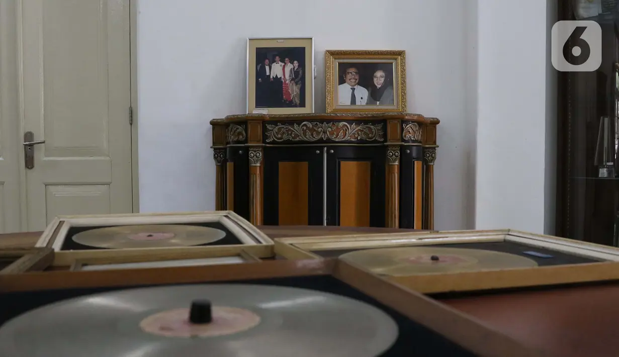 Koleksi piringan hitam milik seniman betawi, Benyamin Suaeb tersimpan di Gedung Taman Benyamin Suaeb, Jakarta, Selasa (23/6/2020). Taman Benyamin Suaeb menyimpan sejumlah koleksi asli milik seniman betawi, Benyamin Suaeb dan beberapa replika rumah bergaya betawi. (Liputan6.com/Helmi Fithriansyah)