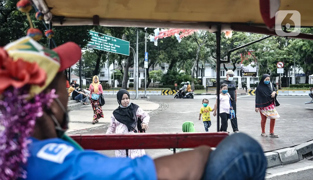 Kusir delman saat menunggu penumpang di depan gerbang masuk Monumen Nasional (Monas), Jakarta, Minggu (15/11/2020). Tutupnya Monas juga berdampak sepinya pendapatan bagi para pedagang souvenir dan jasa delman. (merdeka.com/Iqbal S Nugroho)