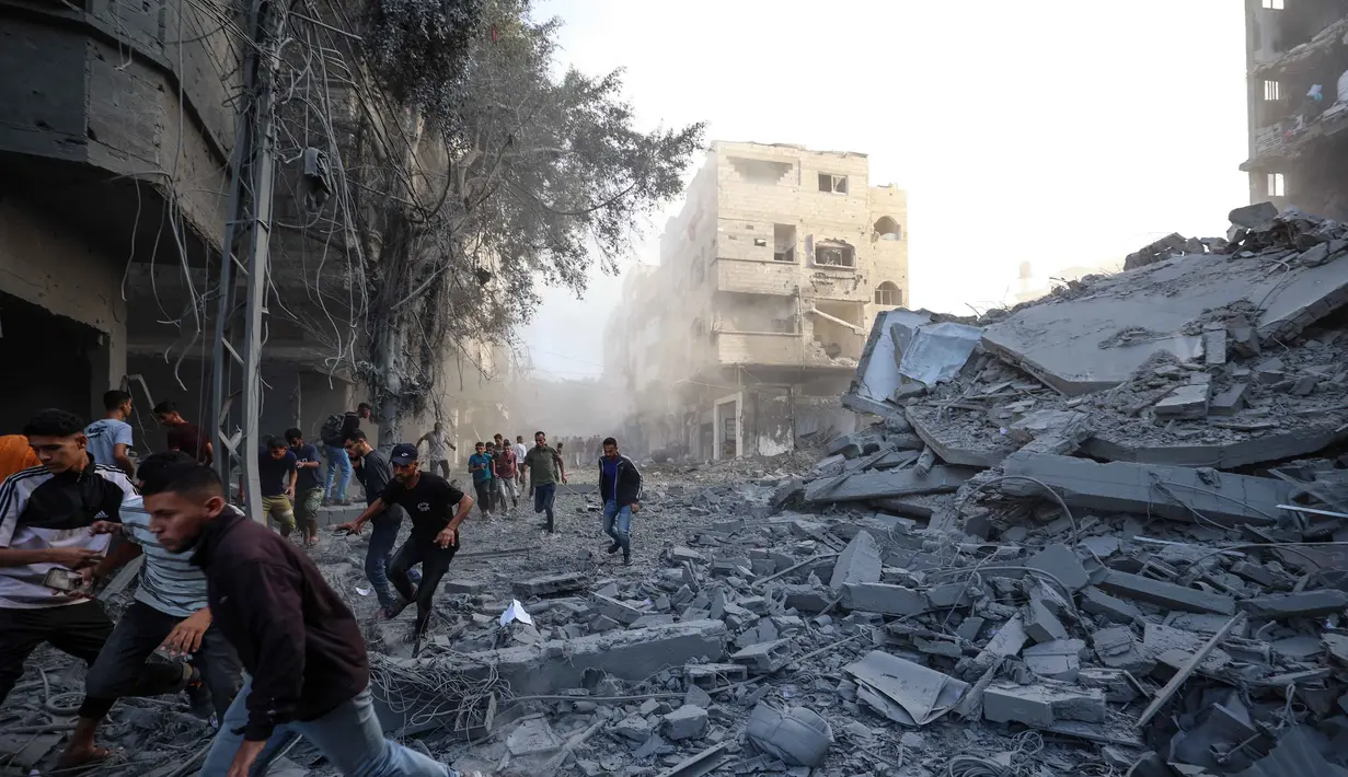 Badan Pertahanan Sipil Gaza melaporkan bahwa sedikitnya 11 orang tewas dalam serangkaian serangan udara Israel di Jalur Gaza pada Minggu 19 Oktober 2025. (Eyad BABA/AFP)