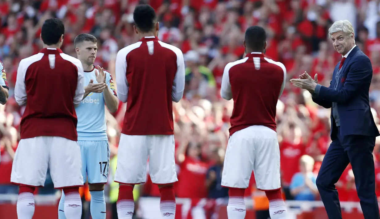 Pelatih Arsenal, Arsene Wenger, disambut para pemain saat perpisahan di Stadion Emirates (6/5/2018). Selama 22 tahun membesut Arsenal, Wenger telah mempersembahkan 17 gelar dan 704 Kemenangan. (AFP/Ian Kington)