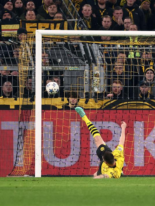 Pemain Borussia Dortmund, Niklas Sule mementahkan bola tendangan dari pemain PSG, Kylian Mbappe pada laga lanjutan Grup F Liga Champions 2023/2024 di Signal Iduna Park, Dortmund, Jerman, Kamis (14/12/2023) dini hari WIB. (AFP/Franck Fife)