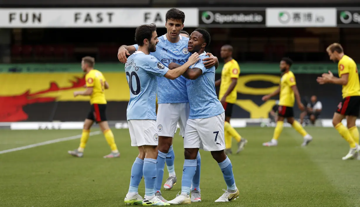 Pemain Manchester City Raheem Sterling (kanan) merayakan dengan rekan satu timnya setelah mencetak gol gol ke gawang Watford pada lanjutan Liga Premier Inggris di Stadion Vicarage Road, Watford, Inggris, Selasa (21/7/2020). Manchester City menang 4-0. (Adrian Dennis/Pool via AP)