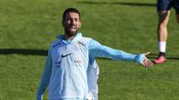 Pemain timnas Turki Arda Turan dalam sesi latihan di Bandol, selatan Prancis pada 19 Juni, 2016. (BULENT KILIC / AFP)