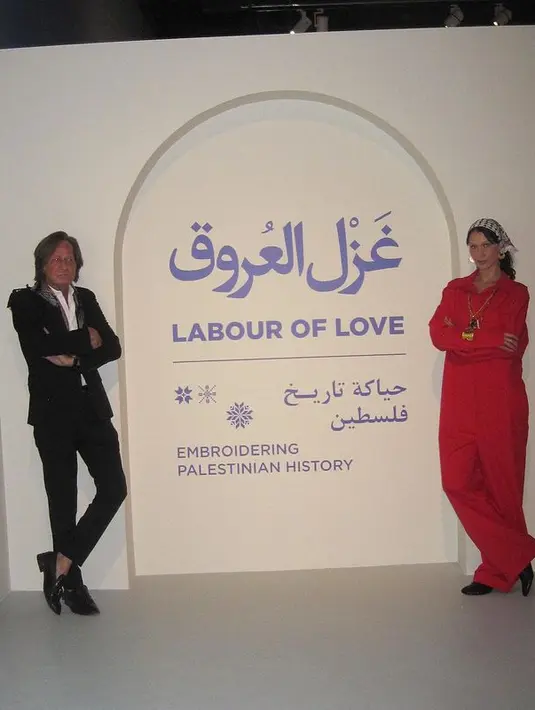 Mengenakan Engineer Suit, Bella Hadid tampil menggabungkan gaya maskulin dan feminin. Outfit ini dipadukan dengan aksesori gelang dan cincin dan mules heels berwarna hitam. [instagram/bellahadid]