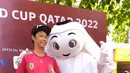 Maskot Piala Dunia 2022, La'eeb berfoto bersama warga saat menyemarakan CFD Jl Slamet Riadi, Solo, Minggu (30/10/2022). Sebelumnya, La'eeb telah hadir di beberapa tempat, dari Pasar Gede hingga Night Market Sriwedari. (FOTO: Dok. SCM)
