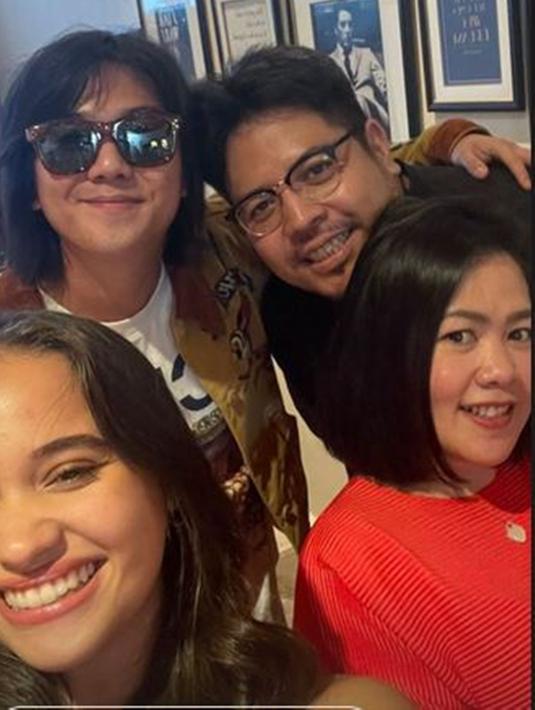 Dengan gaya rambut barunya, pemilik nama lengkap Iqbaal Dhiafakhri Ramadhan itu menghadiri peluncuran film 'The Big 4' di Jakarta pada Kamis (15/12/2022) malam. Momen tersebut juga diabadikan oleh aktris Aurora Ribero lewat Instagram Stories-nya. Iqbaal tampak memakai kacamata yang tadi digunakannya saat mirror selfie. (Liputan6.com/IG/@auroraribero)