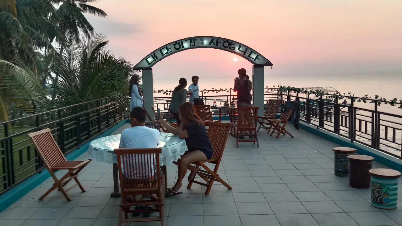 Sunset Dari Coffe Shop Di Allisa Resort Anyer. (Jum'at, 23/10/2020). (Yandhi Deslatama/Liputan6.com)