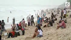 Wisatawan mulai ramai untuk menikmati matahari terbenam di Pantai Kuta setelah aktivitas Gunung Agung menurun.