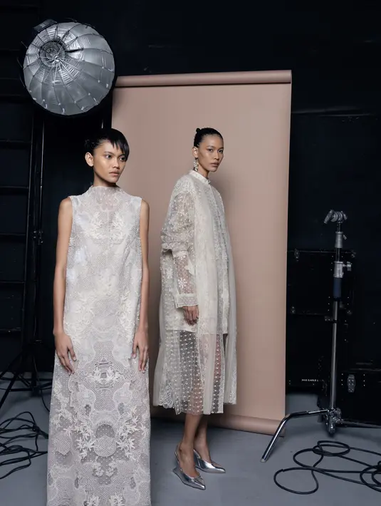 <p>SAPTO DJOJOKARTIKO memikat perhatian para fashion enthusiast di pertengahan tahun 2023. Lini fashion papan atas Indonesia ini kembali hadir dengan sederet detail penuh keindahan dalam koleksi Fall Winter 2023.</p>
