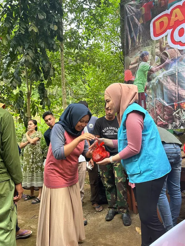 Potret Artis yang Ikut Potong Kurban di Hari Raya, Ayu Ting-Ting Hingga Ria Ricis
