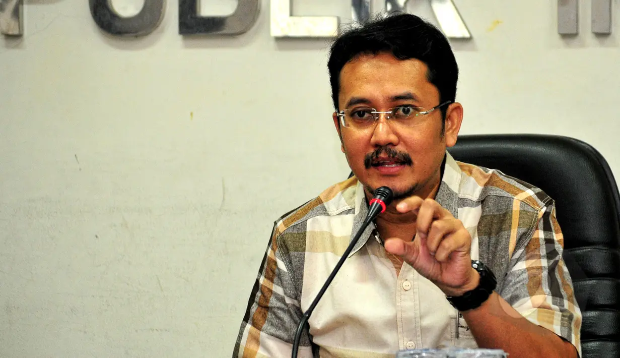 Komisioner KPU, Ferry Kurniawan Riziyansyah saat menjadi pembicara diskusi Publik Bawaslu, Jakarta, Jumat (21/5/2015). Diskusi membahas penyelenggaraan Pilkada Serentak 2015 berpotensi menimbulkan turbulensi politik. (Liputan6.com/Yoppy Renato)