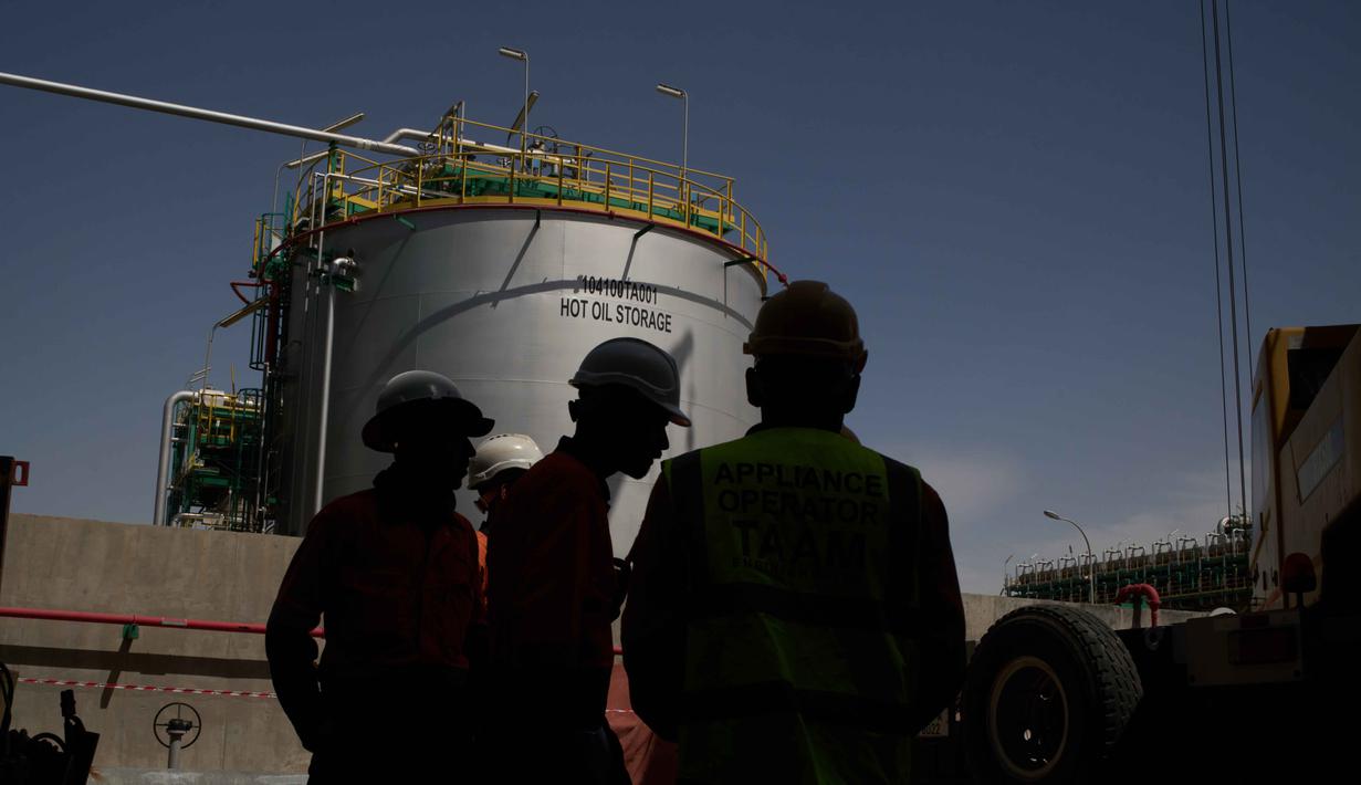 Peringatan penutupan Selat Hormuz telah mengancam pengiriman hampir seperlima konsumsi minyak dunia. Tampak dalam foto, para pekerja berdiri di area stasiun degasifikasi di ladang minyak Zubair, yang operasinya telah dikurangi karena perang Timur Tengah yang dipicu oleh serangan AS dan Israel terhadap Iran, dekat Basra, Irak, Sabtu, 28 Maret 2026. (AP Photo/Leo Correa)