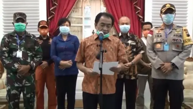 Bupati Banjarnegara, Budhi Sarwono mengumumkan perkembangan Covid-19. (Foto: Liputan6.com/Tangkapan layar/Muhamad Ridlo)