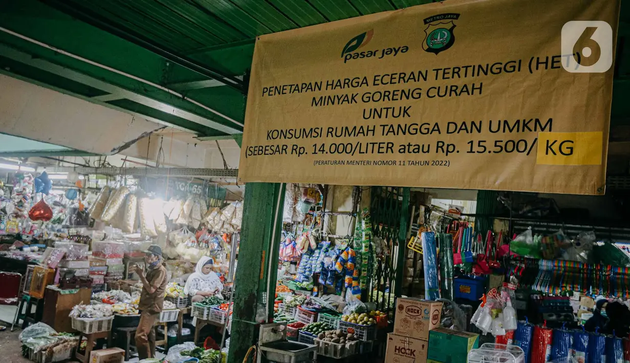 Spanduk terkait penetapan harga minyak goreng subsidi di lorong Pasar Kramat Jati, Jakarta, Senin (30/5/2022). Adanya spanduk minyak goreng subsidi tersebut  untuk mensosialisasikan soalnya Per 31 Mei 2022 pemerintah berencana mencabut subsidi minyak goreng curah. (Liputan6.com/Faizal Fanani)