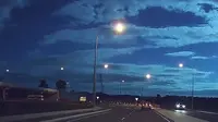 Langit Selandia Baru terang benderang di malam pekan lalu. Ini bukan karena penerangan lampu ataupun api unggun.