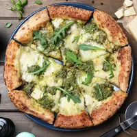 ilustrasi pizza pesto/New Africa/Shutterstock