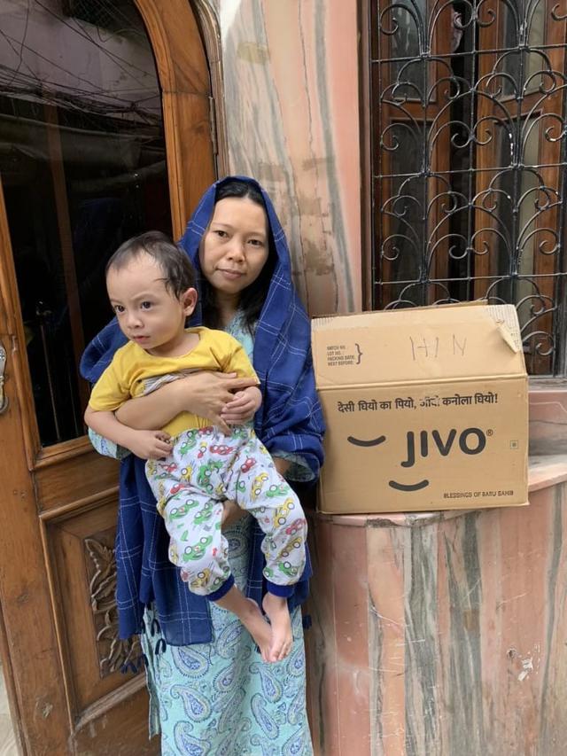 WNI di India menerima kiriman bantuan kebutuhan pokok dari KBRI New Delhi (Photo Credit: KBRI New Delhi)