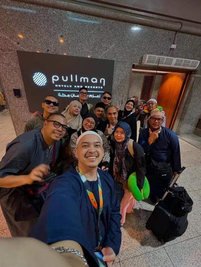 6 Potret Iqbaal Ramadhan Umroh Bareng Manajernya, Sudah Seperti Keluarga Sendiri