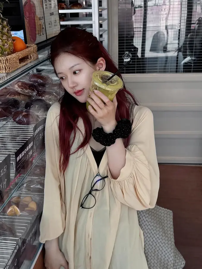 Potret Zhao Lusi Tampil dengan Rambut Burgundy Usai Sembuh, Bikin Pangling!