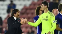 Penjaga gawang Chelsea Thibaut Courtois (kanan) dan manajer Antonio Conte (kiri). (AFP/Glyn Kirk)