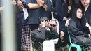 Kekasih Lula Lahfah, Reza Oktovian atau lebih dikenal dengan panggilan Reza Arap terlihat berusaha tegar mengantarkan jenazah salah satu orang yang dikasihinya sampai peristirahatan terakhir. Tampak dalam foto, Reza Oktovian atau lebih dikenal dengan panggilan Reza Arap bersama sejumlah kerabat dan sahabat saat menyaksikan pemakaman Lula Lahfah, di Tempat Pemakaman Umum (TPU) Rawa Terate, Cakung, Jakarta Timur, pada Sabtu (24/1/2026). (Kapanlagi.com/Budy Santoso)