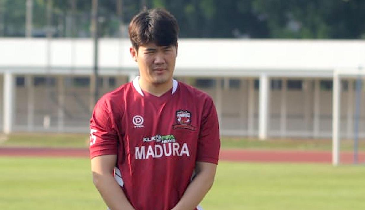 Gelandang Madura United, Kim Jin-sung. (Aditya Wani/Bola.com)