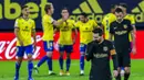 Striker Barcelona, Lionel Messi, tertunduk lesu usai ditaklukkan Cadiz pada laga Liga Spanyol di Stadion Ramon Carranza, Minggu (6/12/2020). Barcelona takluk dengan skor 1-2. (AP/Alvaro Rivero)