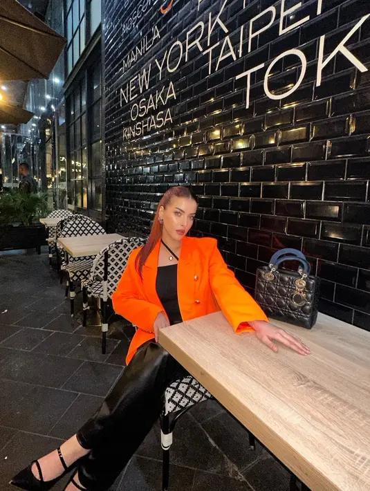 Perpaduan baju warna oranye dan hitam dapat memberikan tampilan yang lebih formal. [Instagram/tasyafarasya]