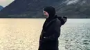 Ratna Galih juga mengenakan tampilan serba hitam saat berada di Swiss. Ia memadukan long padding jaket dengan rok skirt dan sepatu Adidasnya. [@ratnagalih]