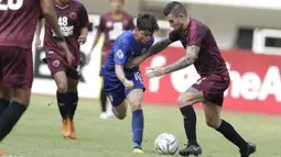 Bek PSM Makassar, Aaron Evans, menghadang striker Lao Toyota FC, Rafael Rodrigues, pada laga Piala AFC 2019 di Stadion Pakansari, Bogor, Rabu (13/3). PSM menang 7-3 atas Lao. (Bola.com/M. Iqbal Ichsan)