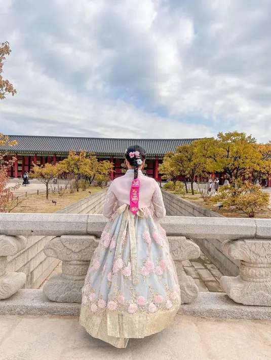 Sejumlah bunga pun disematkan di rambut Fuji, membuat penampilannya kian manis. [@fuji_an]