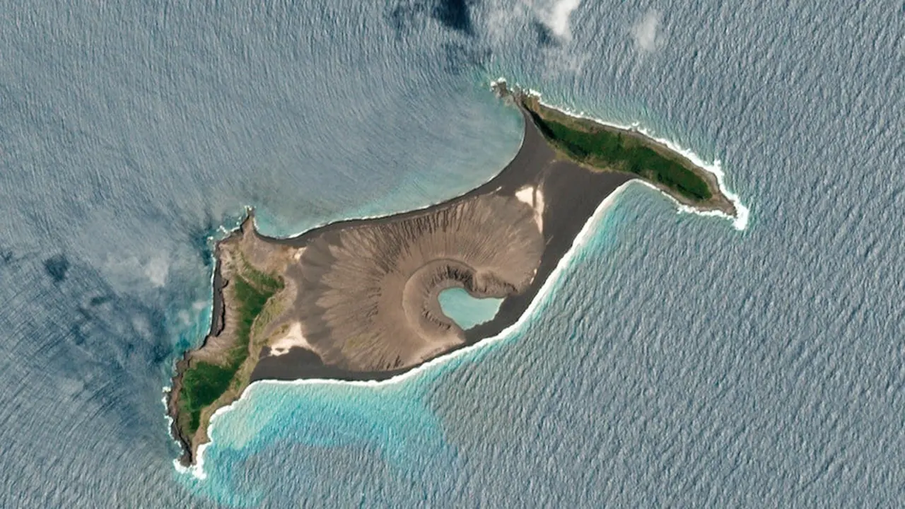 Kawah vulkanik berada di tengah-tengah pulau.(Planet Labs PBC via AP)