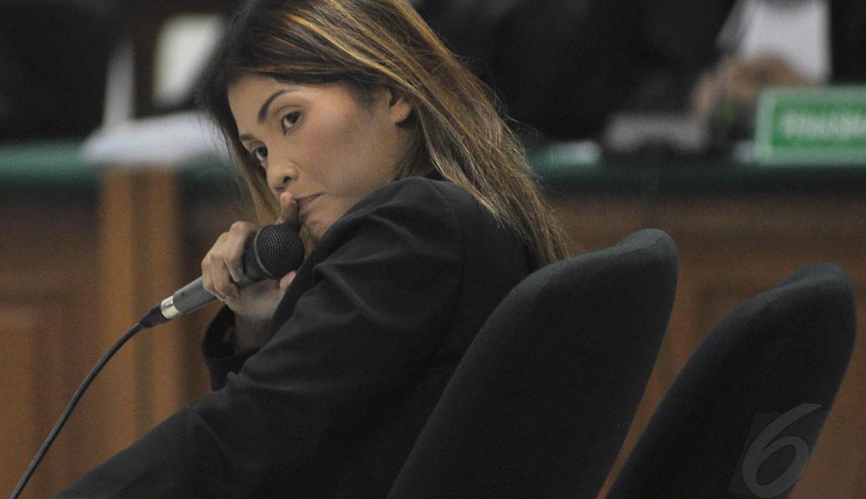 Terdakwa kasus suap SKK Migas, Artha Meris Simbolon mengikuti sidang lanjutan dengan agenda pemeriksaan terdakwa di Pengadilan Tipikor, Jakarta, Kamis (30/10/2014). (Liputan6.com/Miftahul Hayat) 