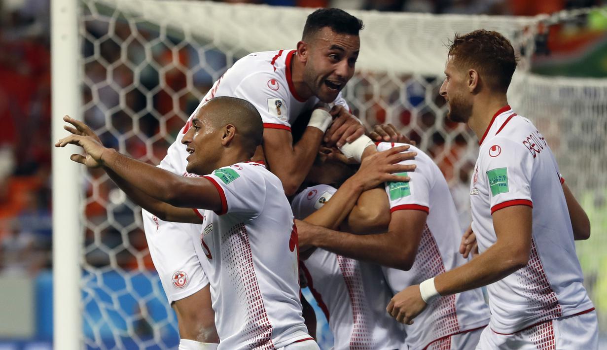 Para pemain Tunisia merayakan gol yang dicetak Wahbi Khazri ke gawang Panama pada laga grup G Piala Dunia di Mordovia Arena, Saransk, Kamis (28/6/2018). Tunisia menang 2-1 Panama. (AP/Darko Bandic)