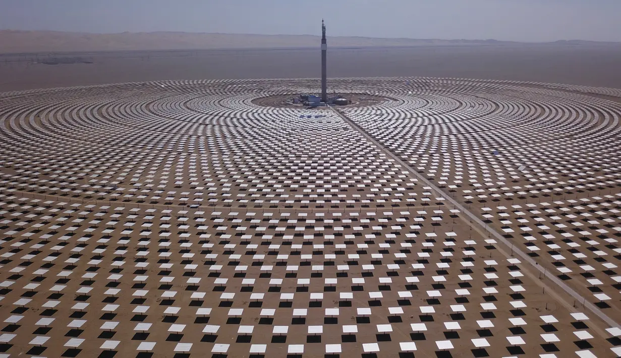 Pemandangan pembangkit listrik tenaga surya di Dunhuang, Provinsi Gansu, China, Minggu (2/9). Pembangkit listrik tenaga surya ini mulai beroperasi sejak tahun 2010. (STR/AFP)
