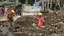 Sejumlah pekerja menyelesaikan penambahan panjang peron 6 dan 7 Stasiun Bogor, Jawa Barat, Rabu (16/12/2015). Penambahan panjang peron dilakukan untuk lebih memberikan kenyamanan bagi pengguna KRL. (Liputan6.com/Helmi Fithriansyah)