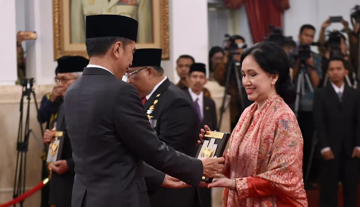 Presiden Joko Widodo (kiri) memberikan gelar Pahlawan Nasional kepada ahli waris di Istana Negara, Jakarta, Jumat (8/11/2019). Jokowi memberikan gelar Pahlawan Nasional kepada enam tokoh yang dianggap berjasa untuk Indonesia. (Foto: Lukas-Biro Pers Sekretariat Presiden)